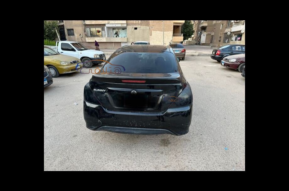 Sunny Nissan أسود