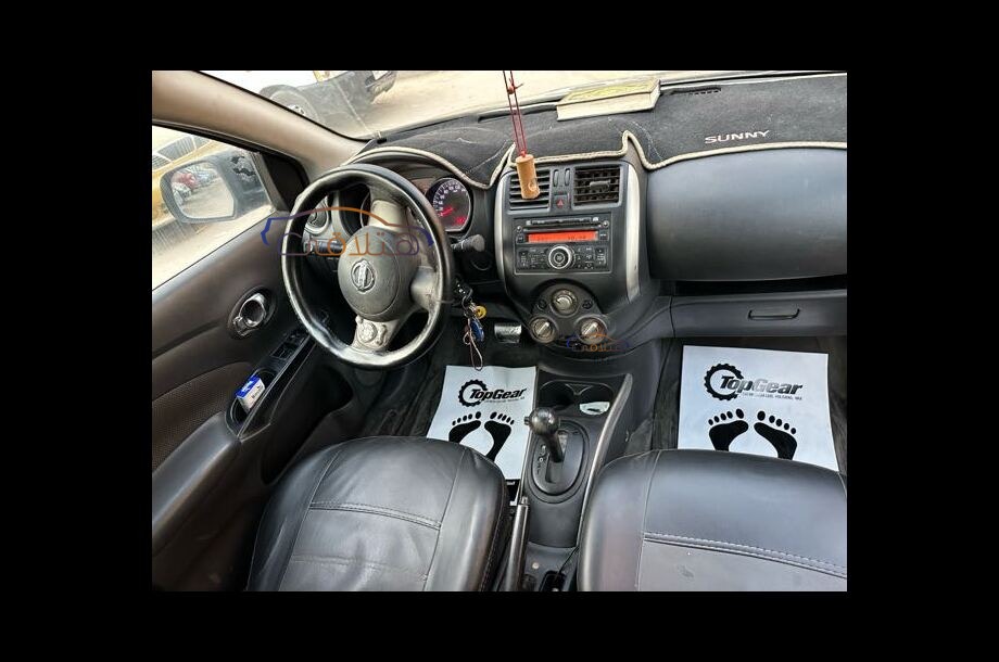 Sunny Nissan أسود