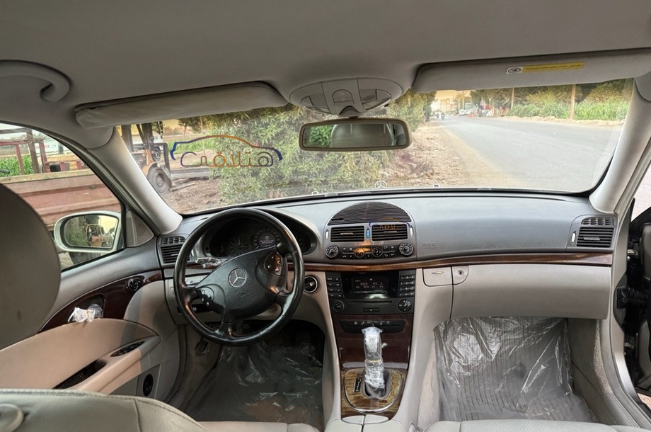 E 200 Mercedes ذهبي