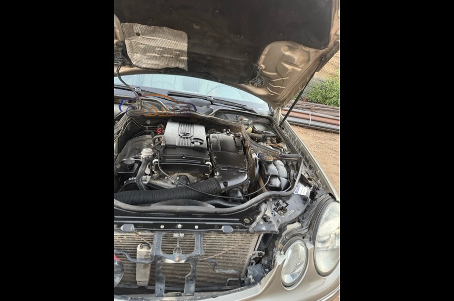 E 200 Mercedes ذهبي