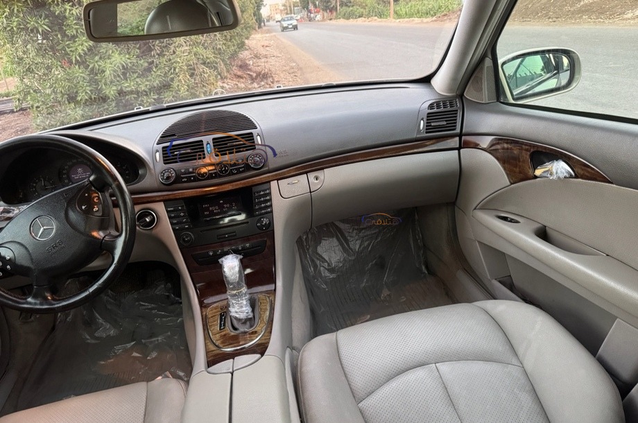 E 200 Mercedes ذهبي