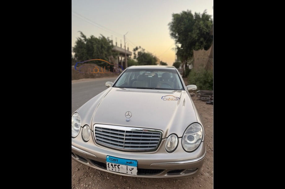 E 200 Mercedes ذهبي