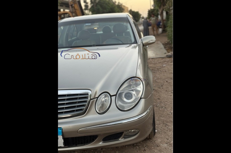 E 200 Mercedes ذهبي