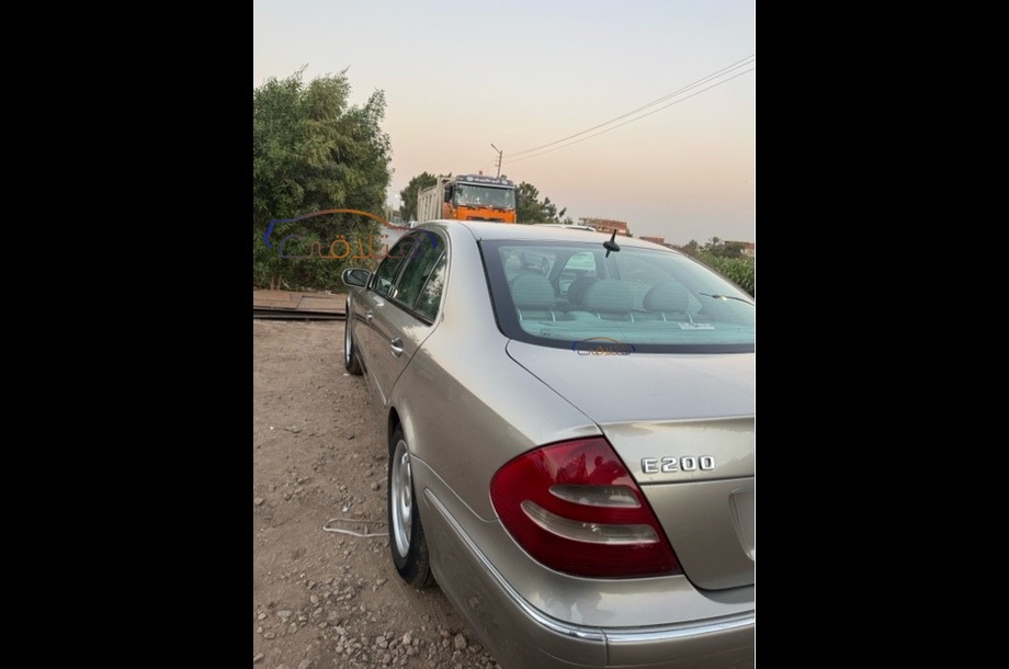 E 200 Mercedes ذهبي