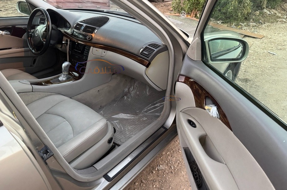 E 200 Mercedes ذهبي