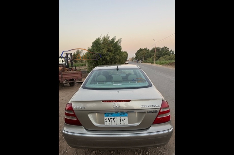 E 200 Mercedes ذهبي