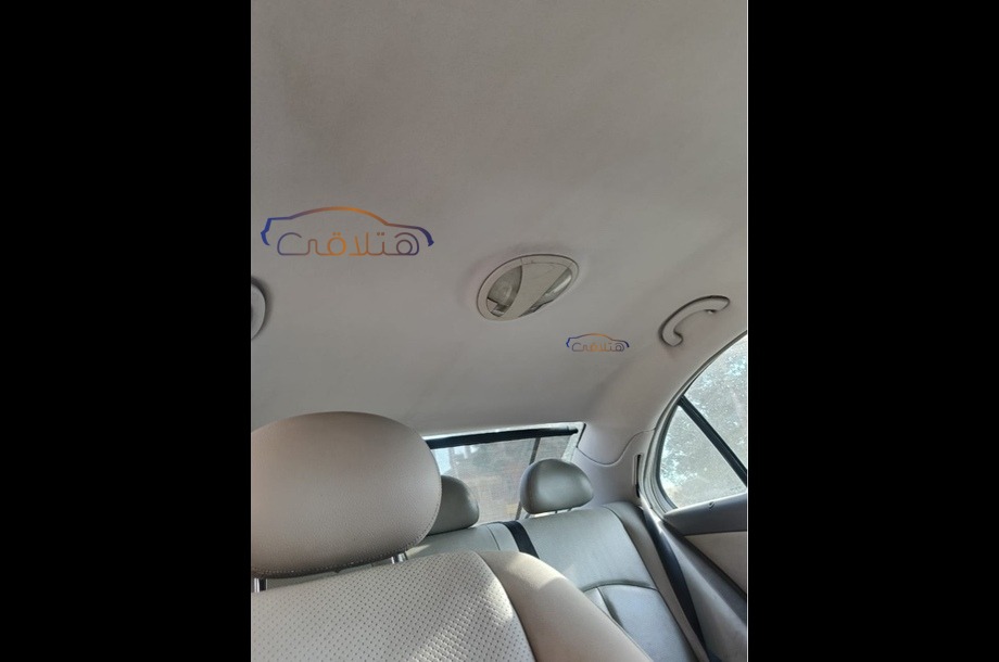 E 200 Mercedes ذهبي