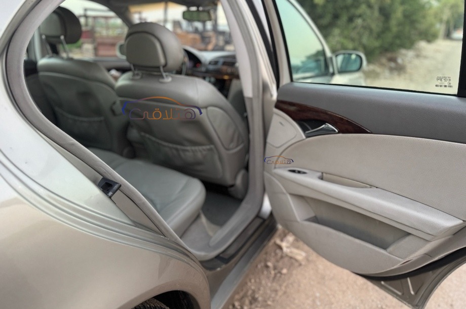 E 200 Mercedes ذهبي