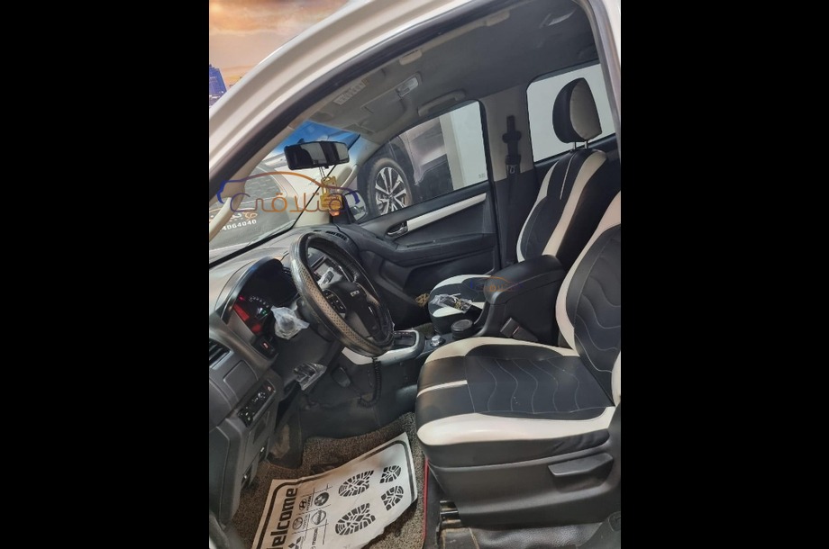 D max Isuzu أبيض