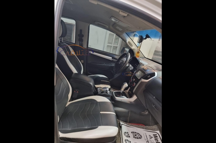 D max Isuzu أبيض