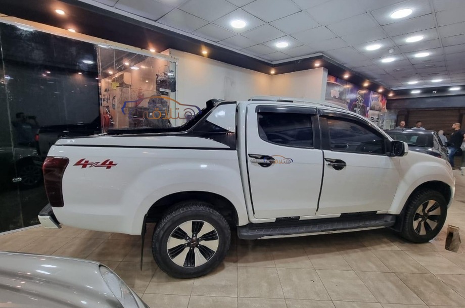 D max Isuzu أبيض