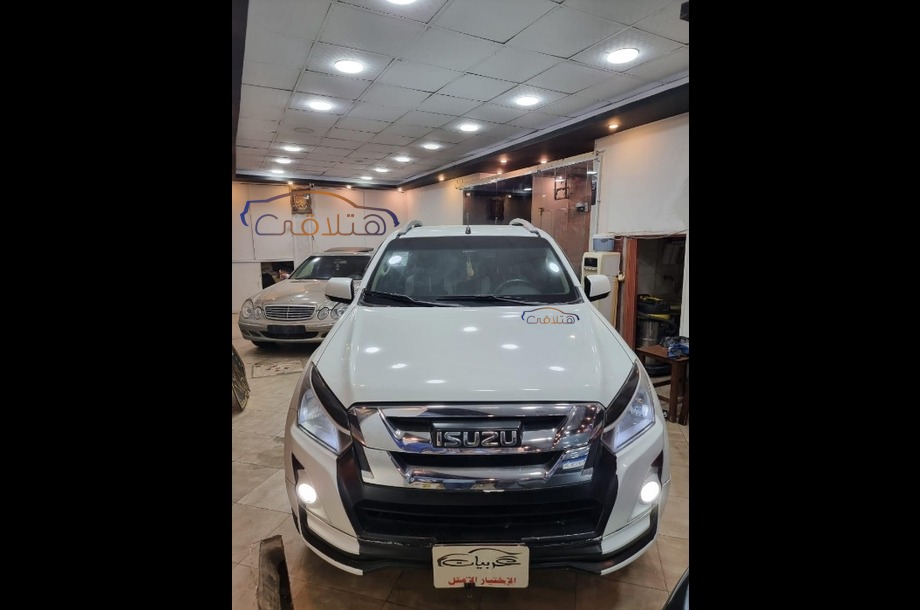 D max Isuzu أبيض