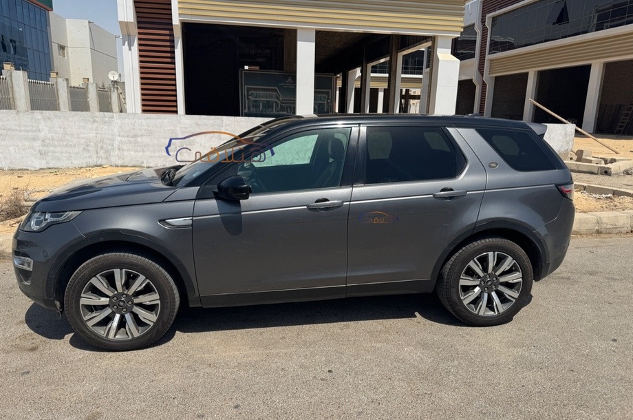 Discovery sport Land Rover فضي