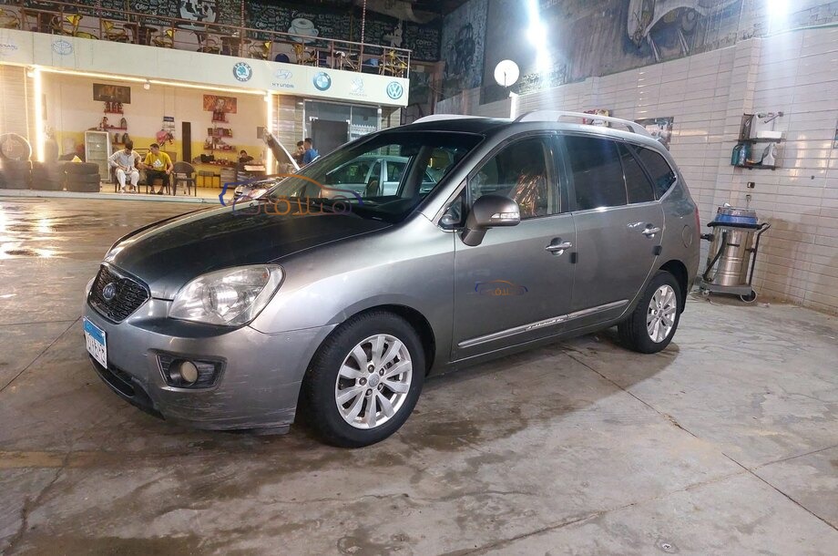 Carens Kia فضي