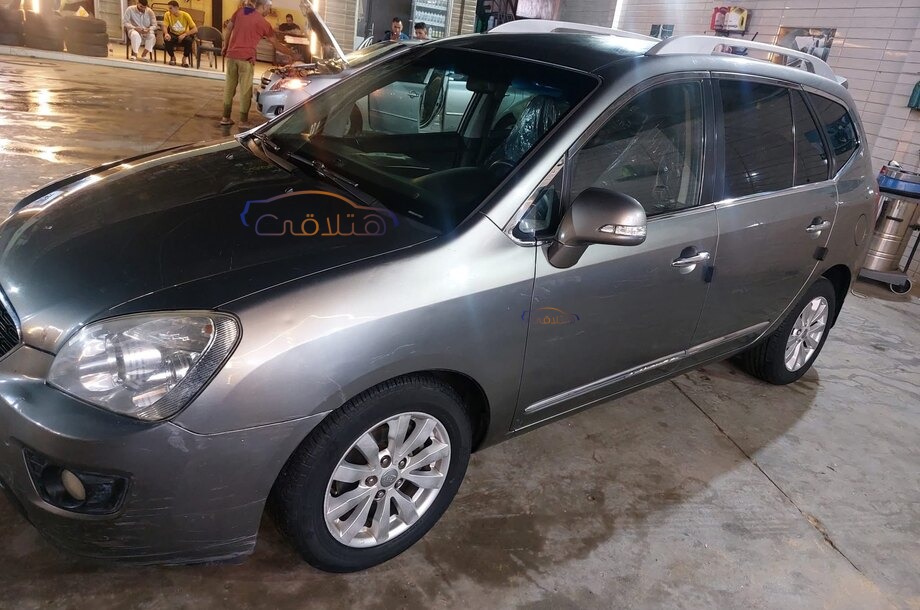 Carens Kia فضي