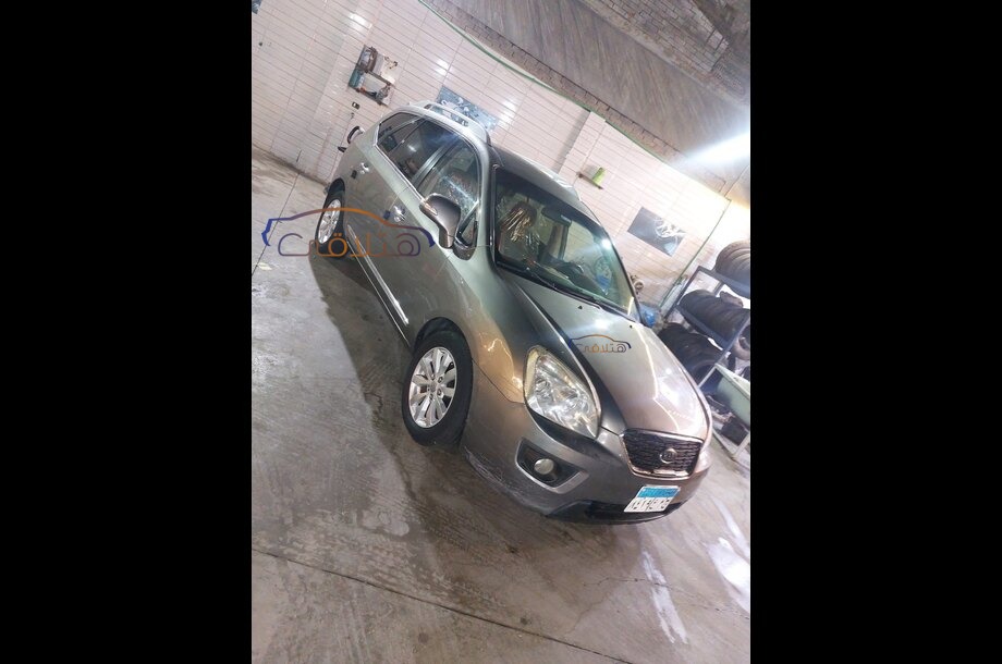 Carens Kia فضي