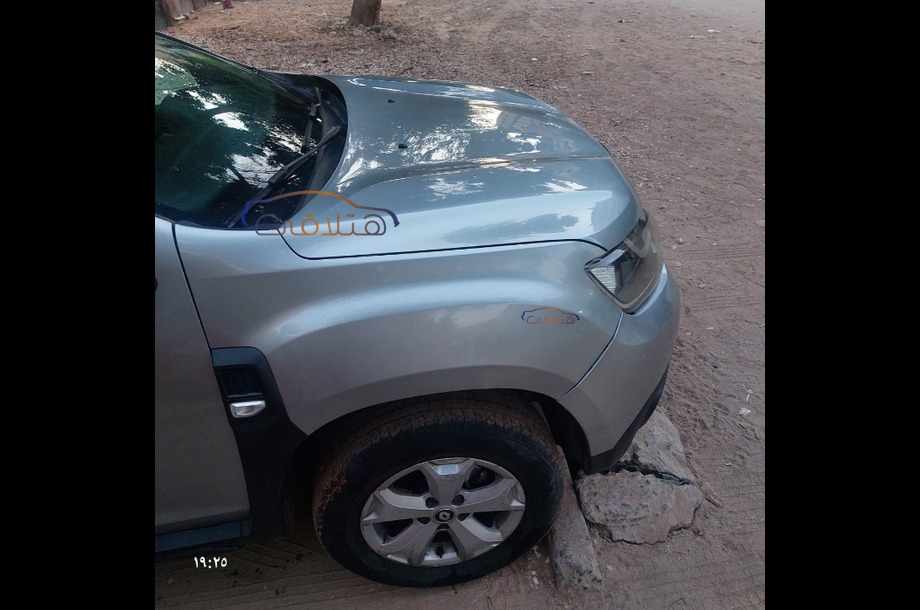 Duster Renault فضي