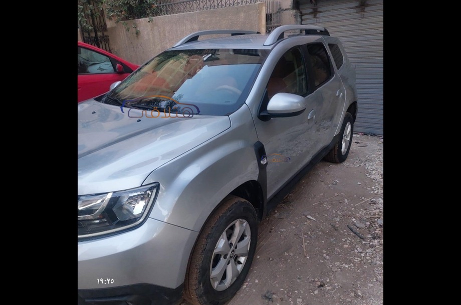 Duster Renault فضي