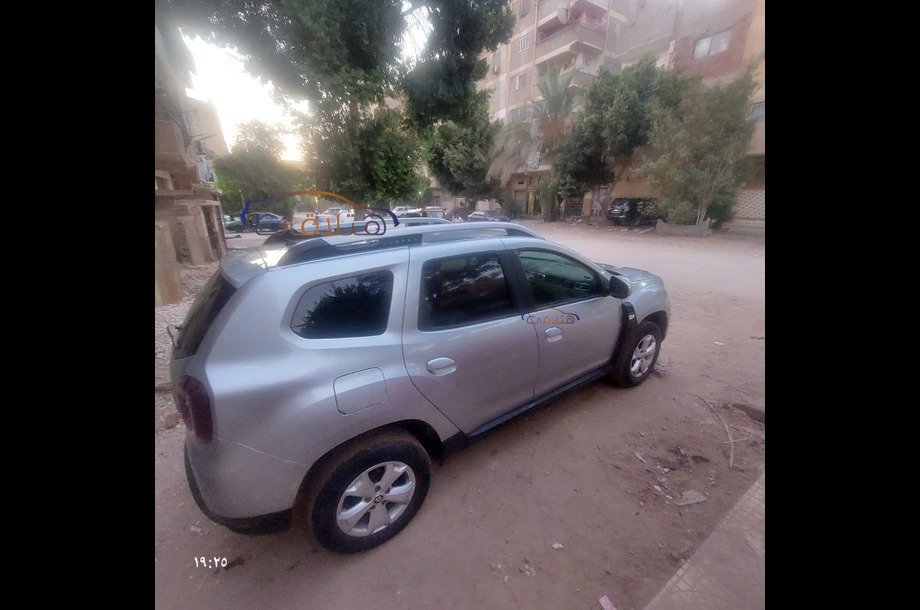 Duster Renault فضي