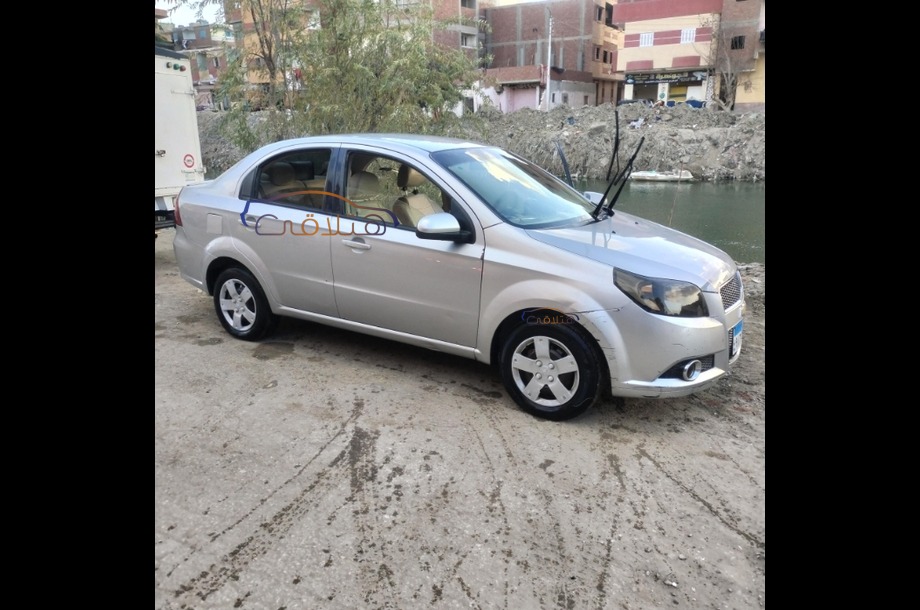 Aveo Chevrolet فضي