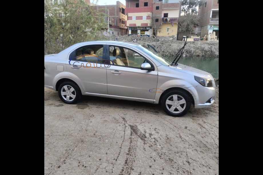 Aveo Chevrolet فضي