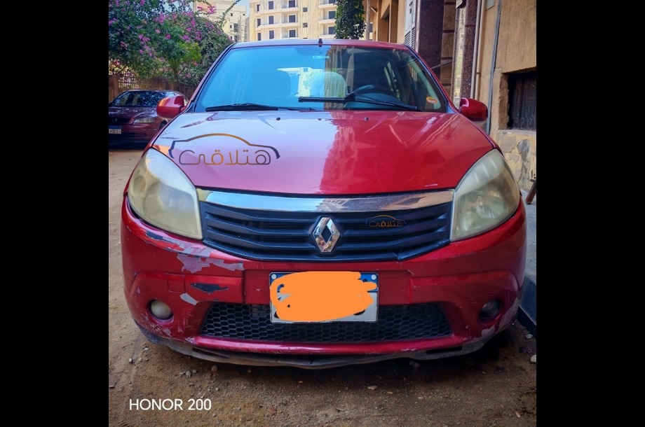 Sandero Renault احمر غامق