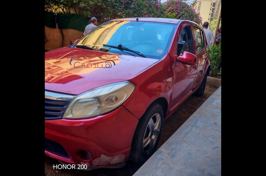 Sandero Renault احمر غامق