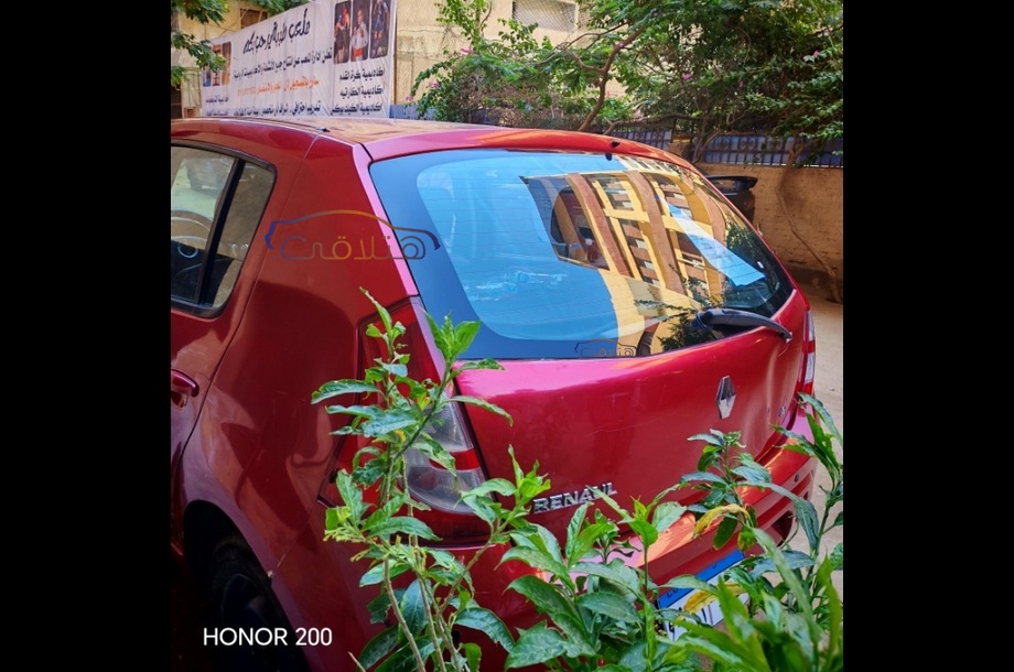 Sandero Renault احمر غامق