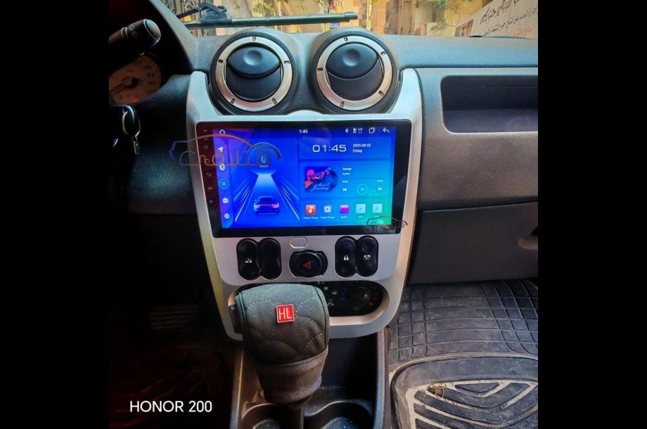 Sandero Renault احمر غامق