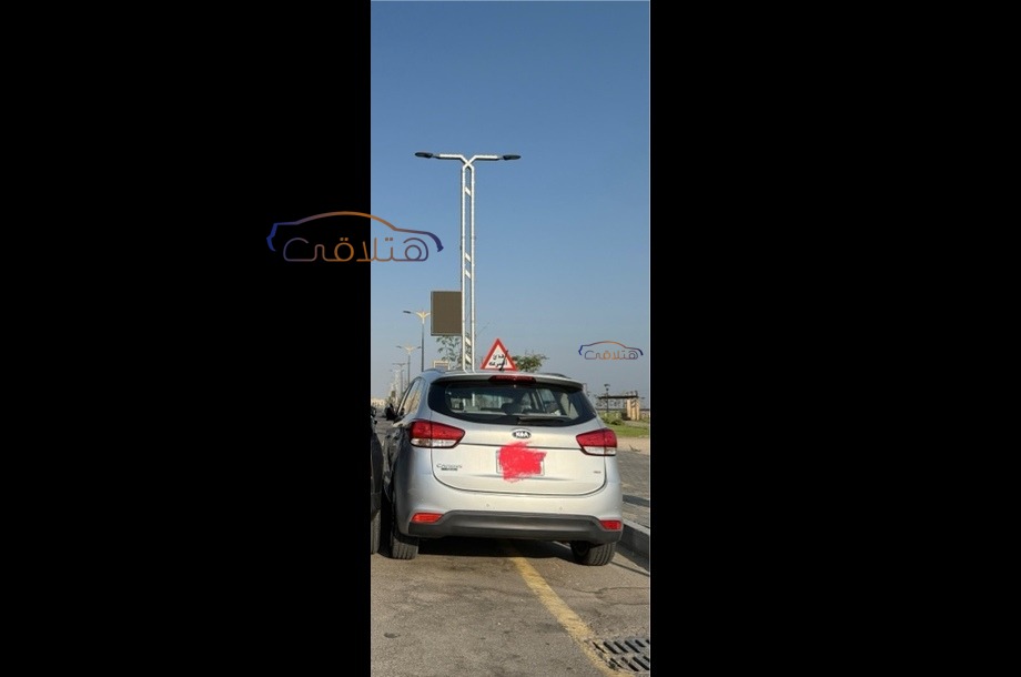 Carens Kia فضي