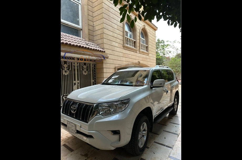 Land Cruiser Toyota أبيض