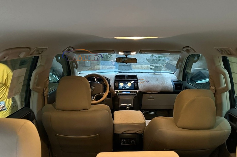 Land Cruiser Toyota أبيض