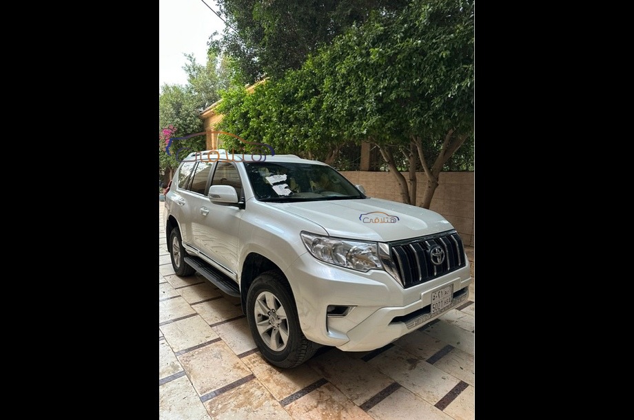 Land Cruiser Toyota أبيض