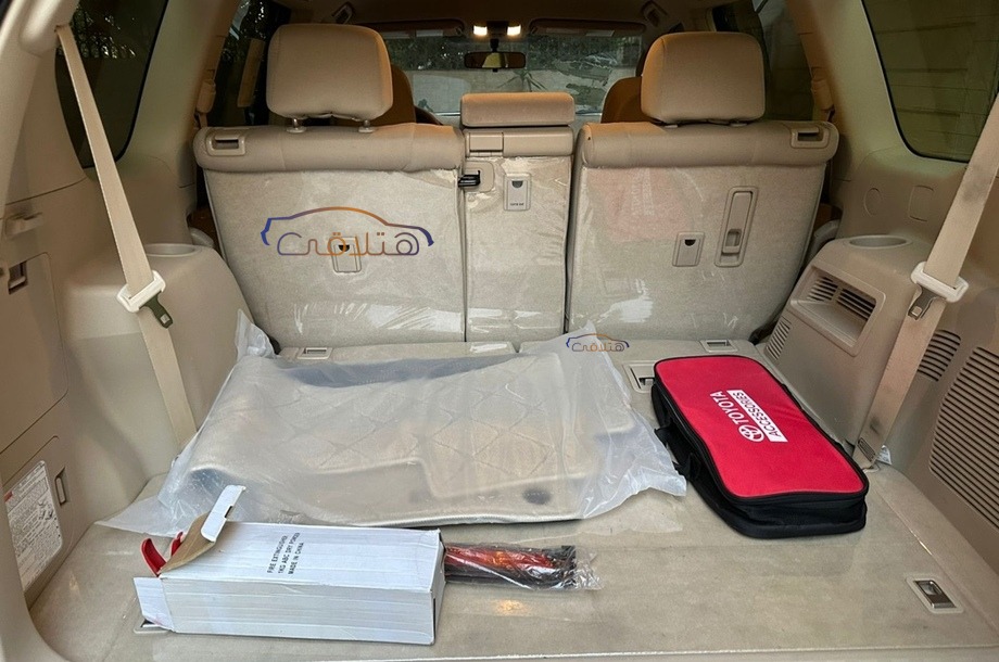 Land Cruiser Toyota أبيض