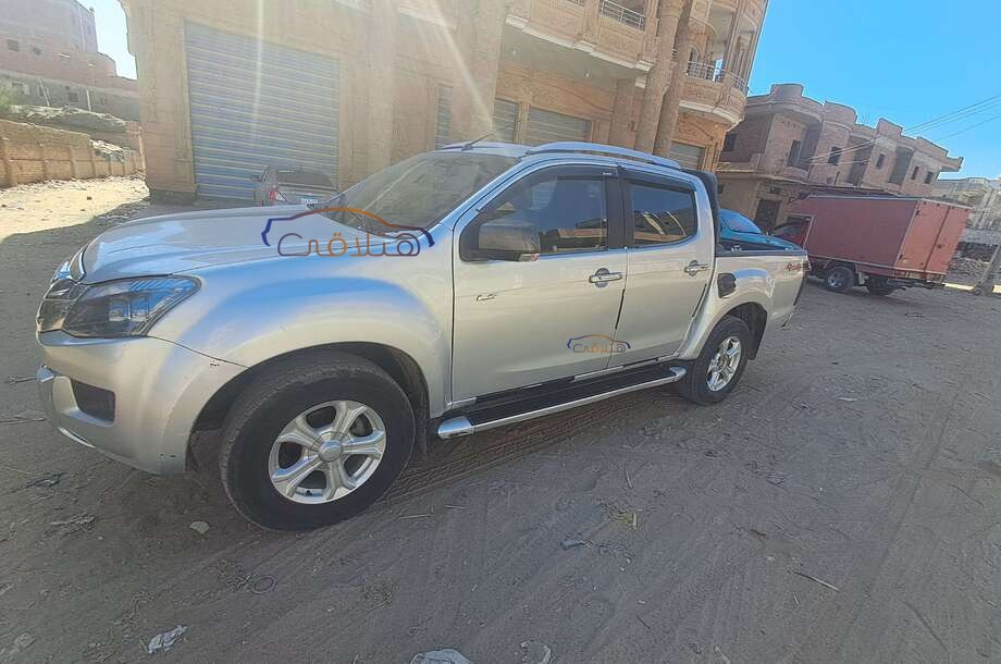 D max Isuzu فضي