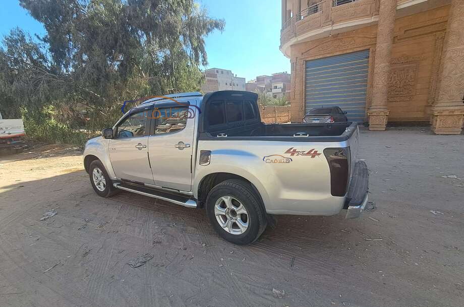 D max Isuzu فضي