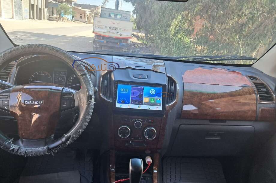 D max Isuzu فضي