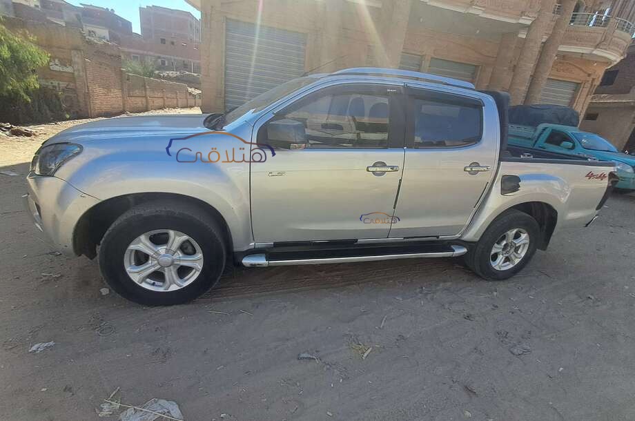 D max Isuzu فضي