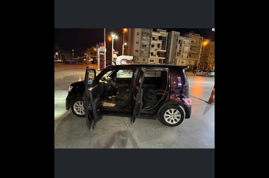 Materia Daihatsu احمر غامق