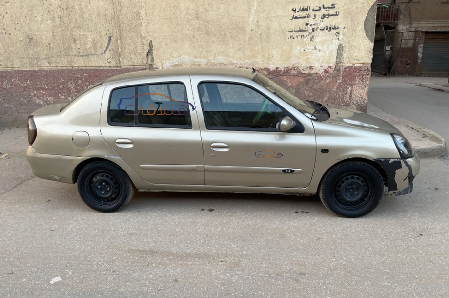 Clio Renault ذهبي