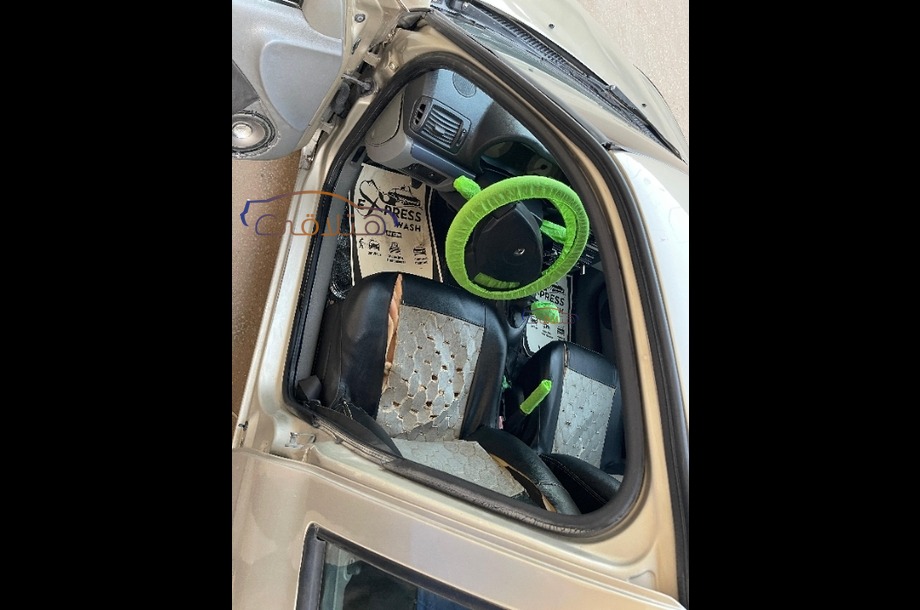 Clio Renault ذهبي