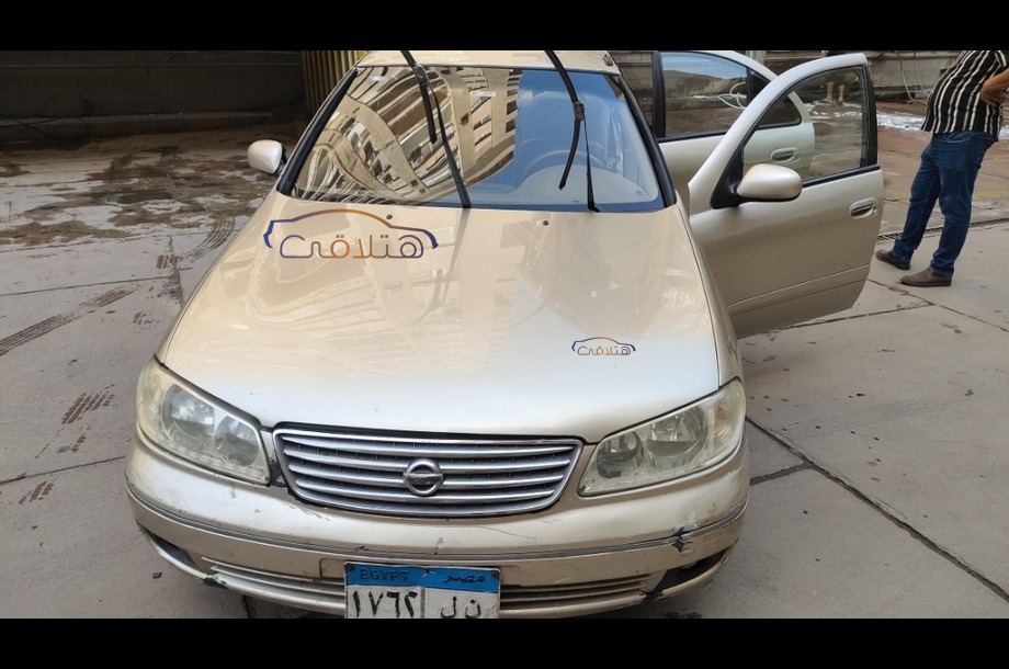 Sunny Nissan ذهبي