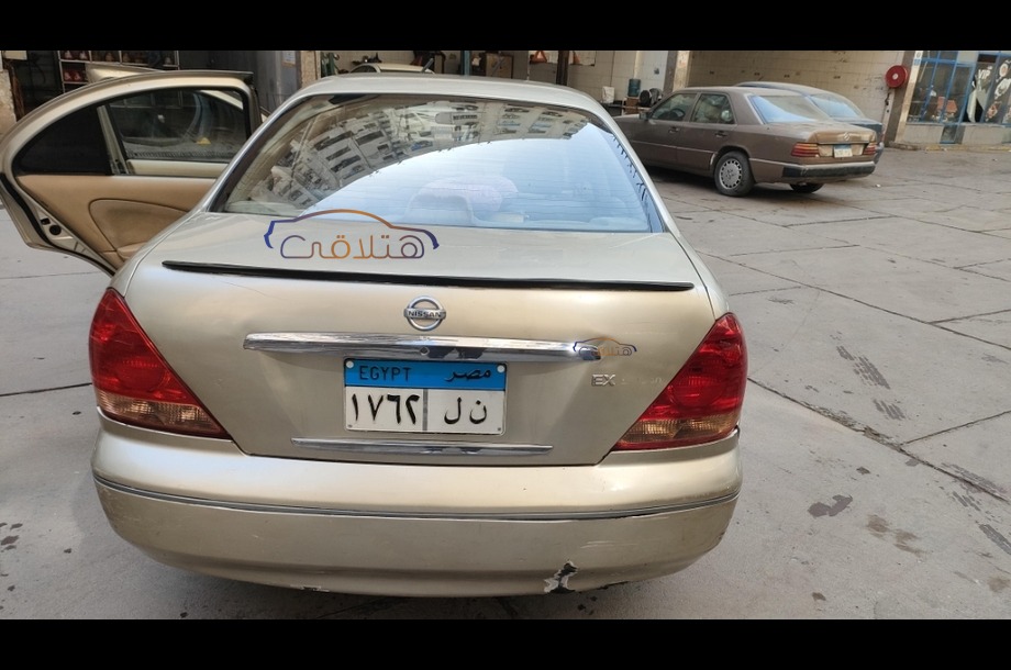 Sunny Nissan ذهبي