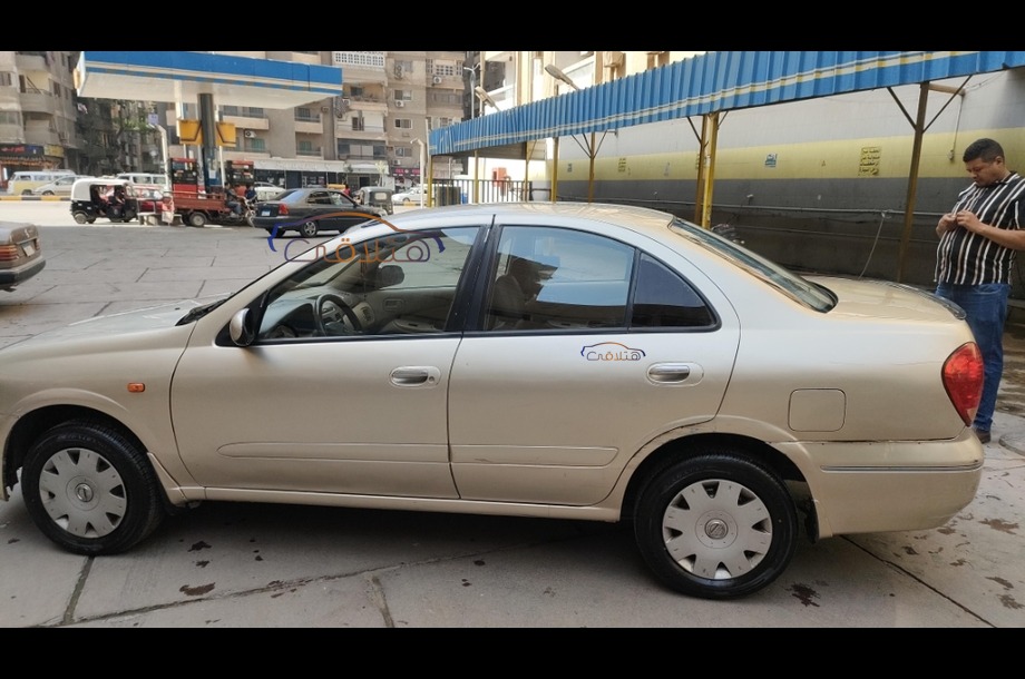 Sunny Nissan ذهبي