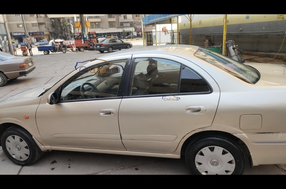 Sunny Nissan ذهبي