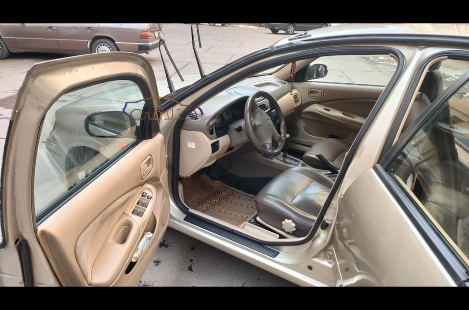 Sunny Nissan ذهبي