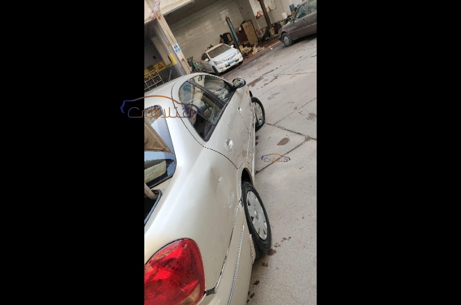 Sunny Nissan ذهبي