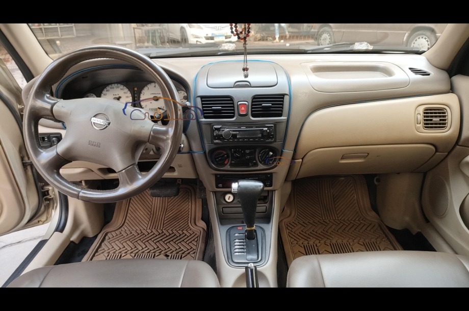 Sunny Nissan ذهبي