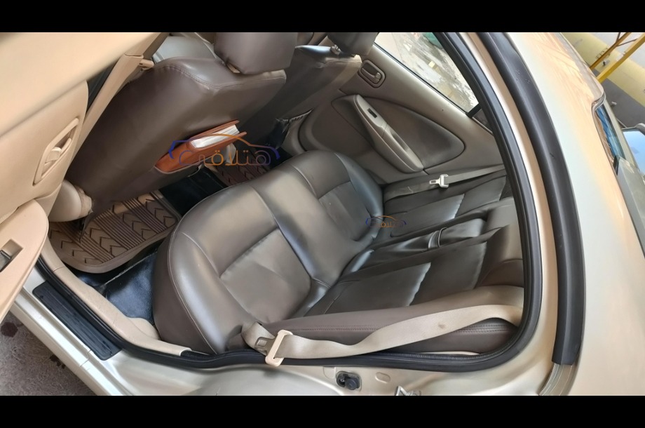 Sunny Nissan ذهبي