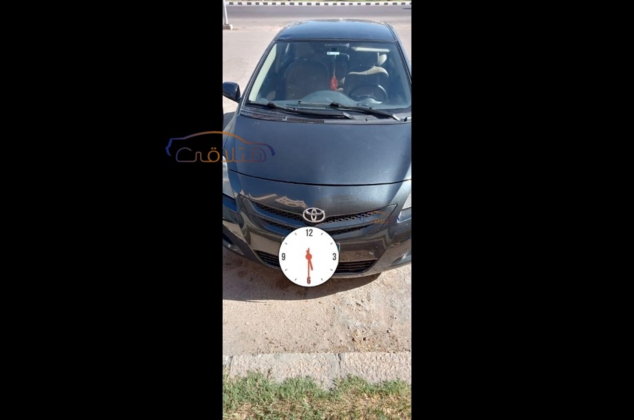 Yaris Toyota فضي